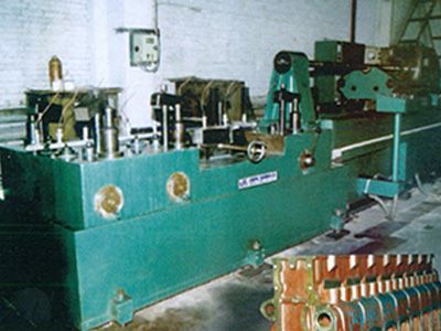 柴油機(ji)缸體(ti)凸(tu)輪(lun)軸(zhou)孔(kong)精鉸組郃機(ji)牀(chuang)